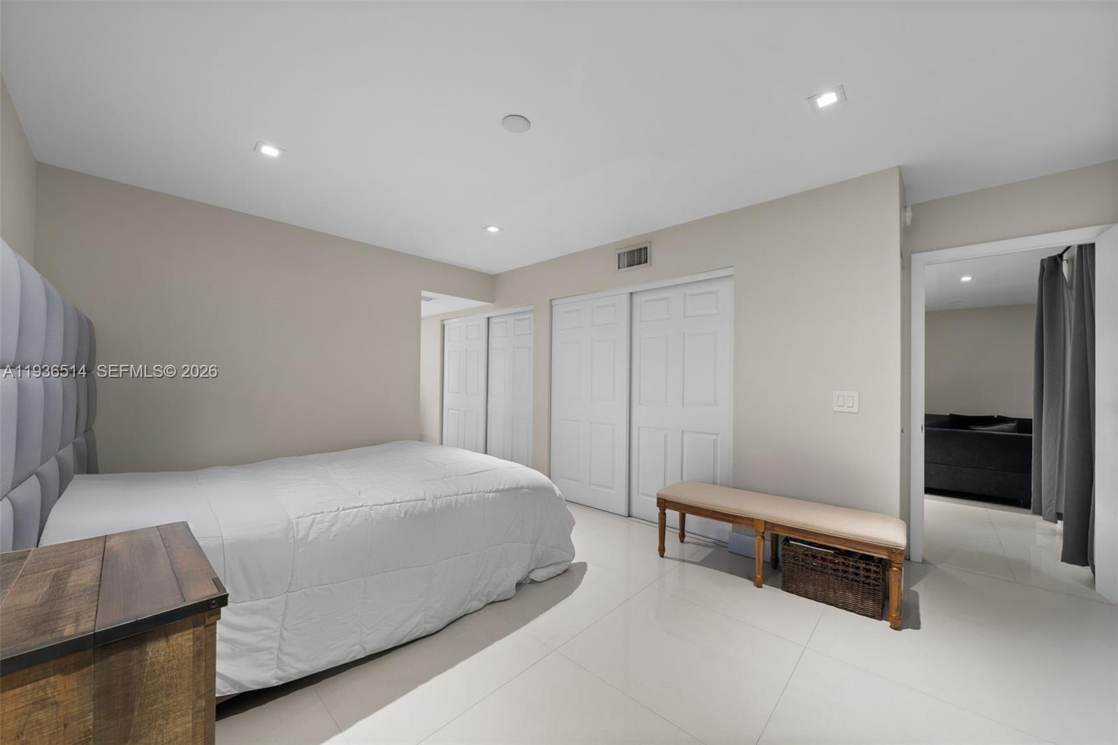 QUATRAINE CONDO IV - Residential