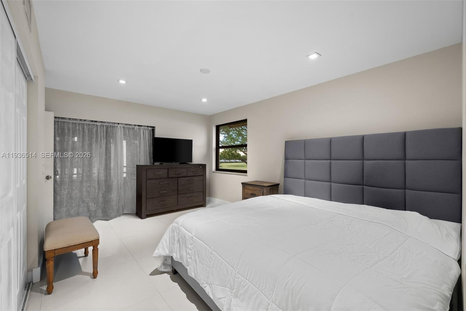 QUATRAINE CONDO IV - Residential