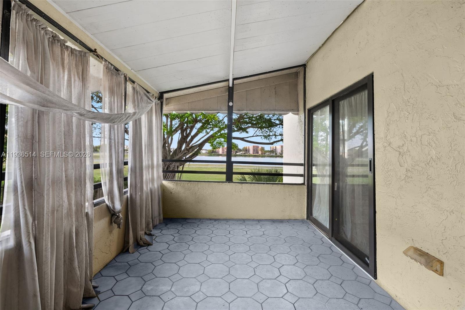 QUATRAINE CONDO IV - Residential