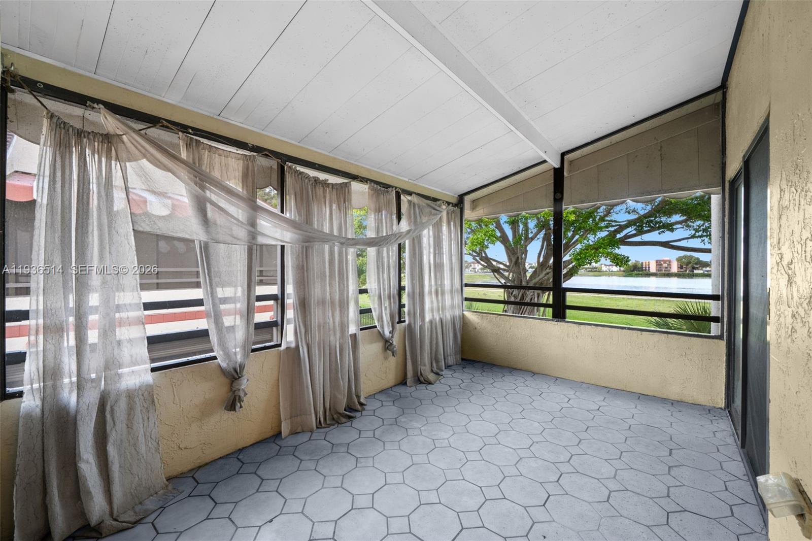 QUATRAINE CONDO IV - Residential