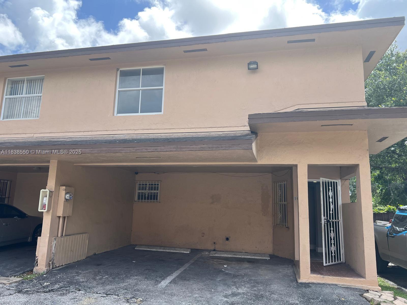 Just renovated and very large townhouse. Great location!!!!
