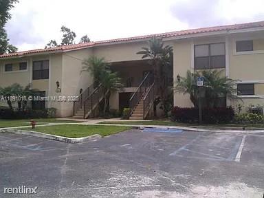 Great 1st floor condo in mint condition and ready to be moved into. This Lovely unit comes with Granite counter
kitchen, wood cabinets and stainless steel appliances. Rented Until 06/05/2026 for $1750.00 monthly