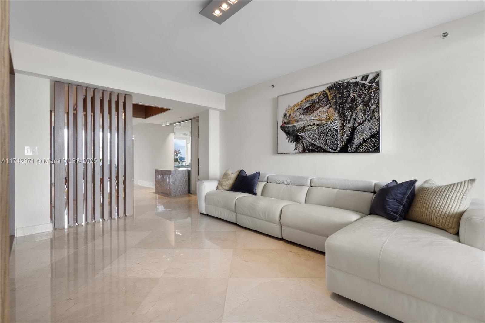18911 Collins Ave 1004
