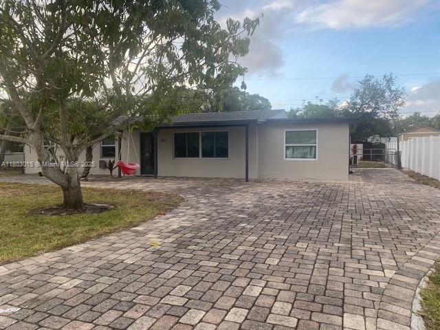 3915 Lotus Dr, Naples, Collier County, Florida - 4 Bedrooms  
2 Bathrooms - 