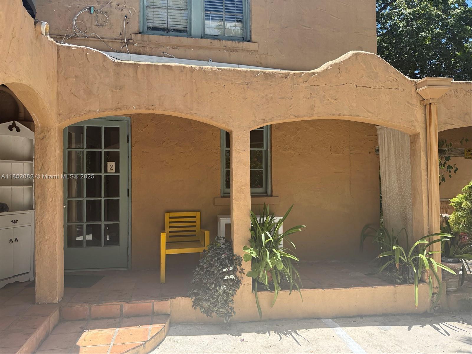 Excellent Location / 1 Bedroom Studio / 1 Full Bath/ Garden View
This bright and spacious studio features a cozy bedroom area, full bath, convinient kitchenette, large closet space. Garden views and plenty of natural light throughout. Portable laundry included.On-street parking for car, private parking for motorcycle. Perfect for a single tenant