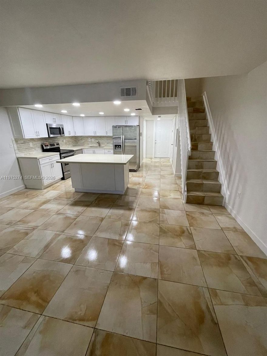 Beautiful remodeled apt in the heart of Kendall. Elan at Calusa is located Next to a variety of different restaurants where you can walk to an enjoy. 8 min from the highway, very quiet family neighborhood. near hospital, shops and entertainment.