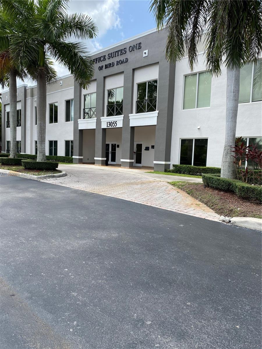 Professional corner office with lots of windows and natural light. It has a total area of 1263sqft with five professional offices, conference room, kitchenette area and storage area
It has two assigned parking and plenty of guest parking.
It is close to Turnpike and Kendall Regional Hospital.