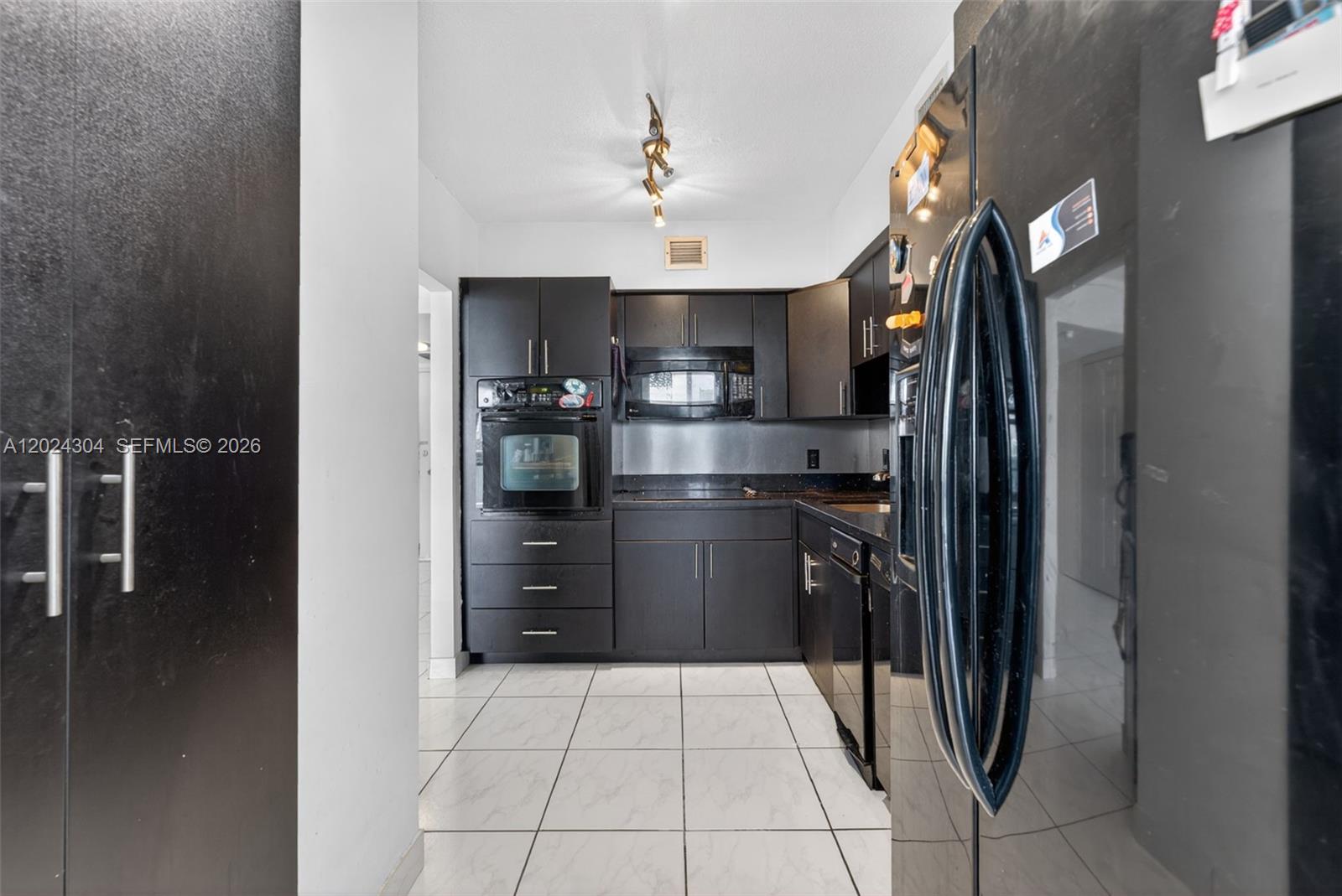 KING COLE CONDO - Residential