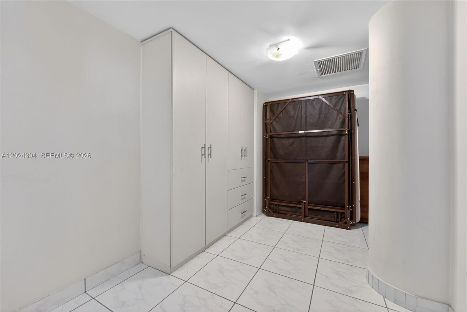KING COLE CONDO - Residential