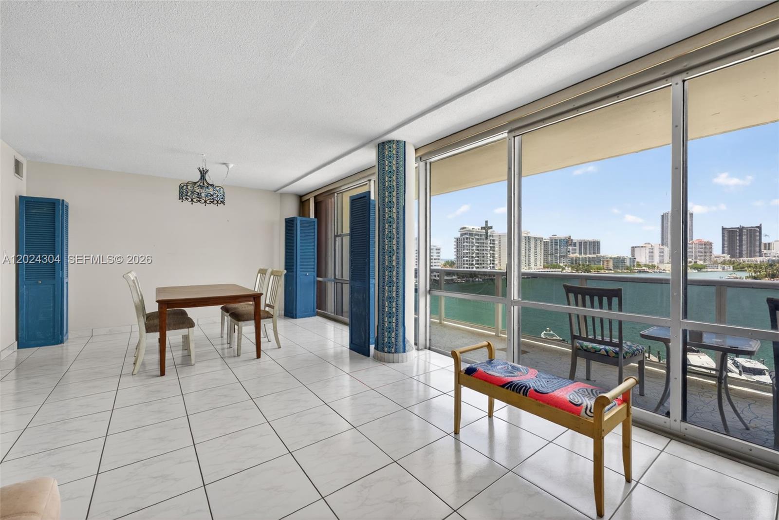 KING COLE CONDO - Residential