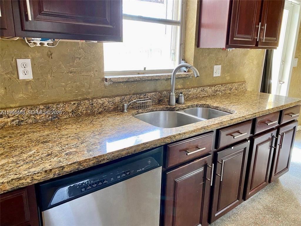 TROPICAL MANORS - Residential