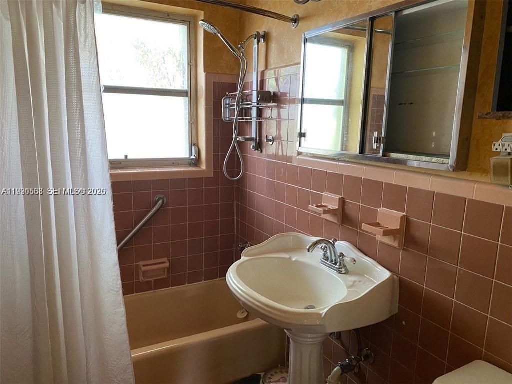 TROPICAL MANORS - Residential