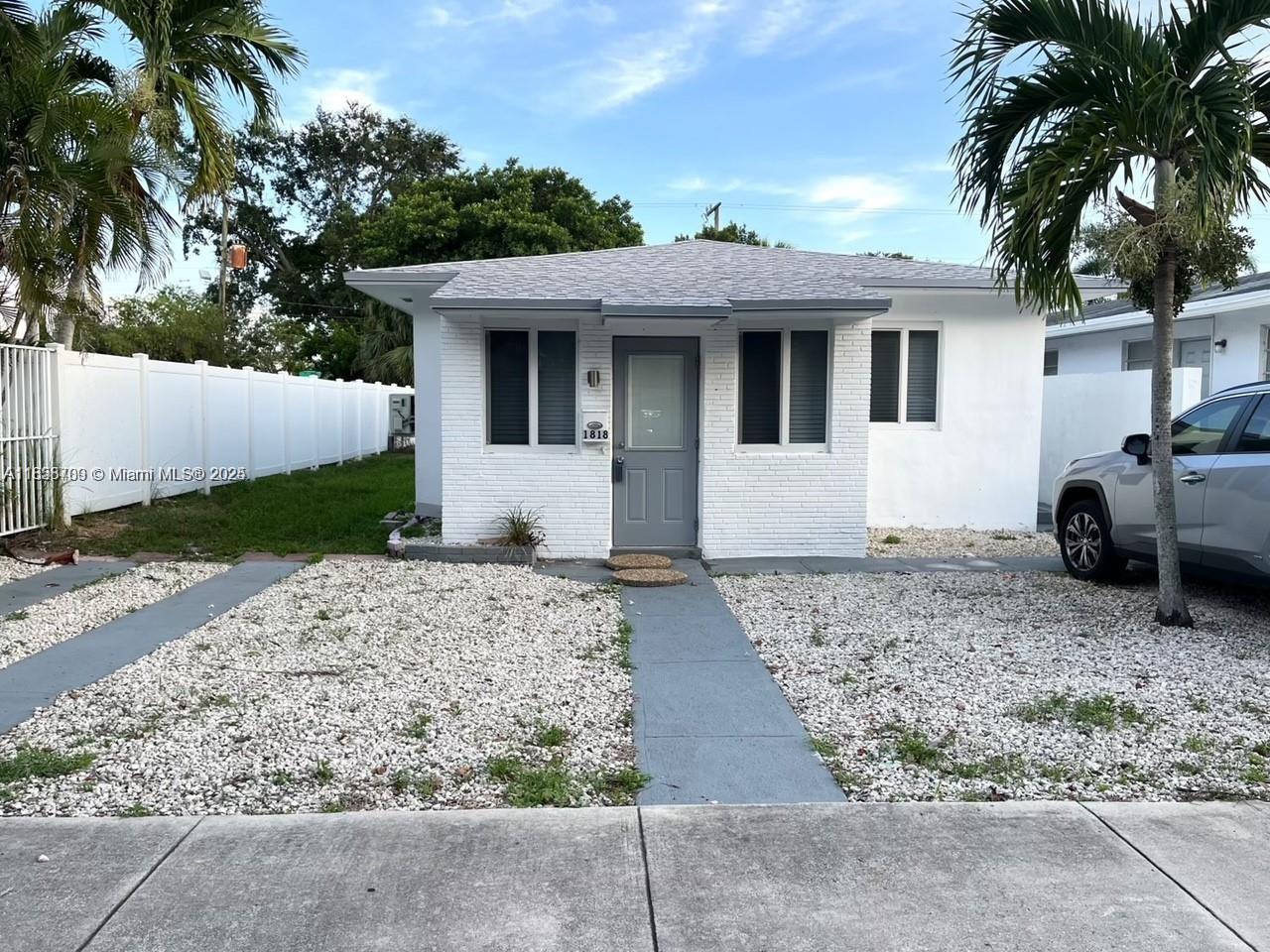 Recently remodeled studio . Private separate entrance from the main house. On site laundry room, excellent location near Publix, restaurants and a short drive to the beach. Please send rental appl. , pay stubs or bank statements if self employed, background check and recent credit report.