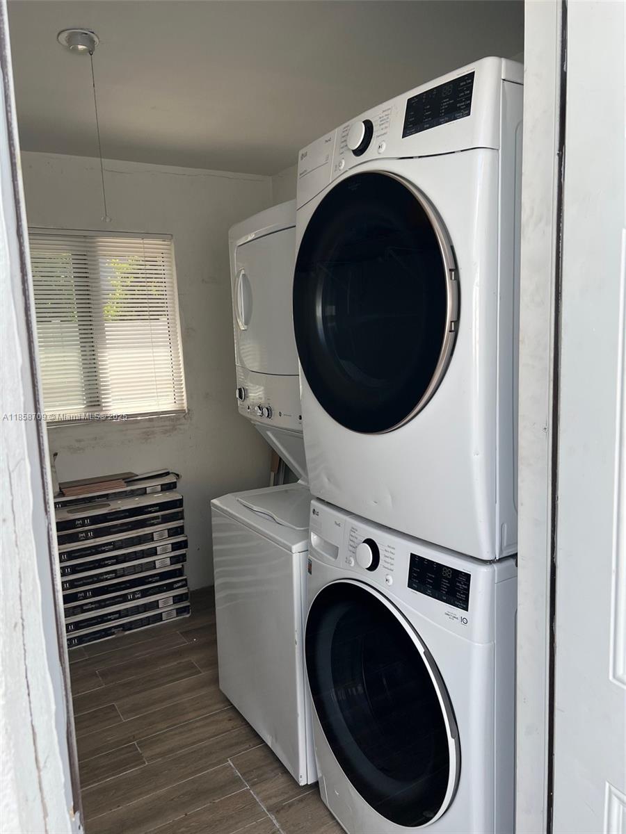 NORTH HOLLYWOOD SQUARE AM - Residential Lease