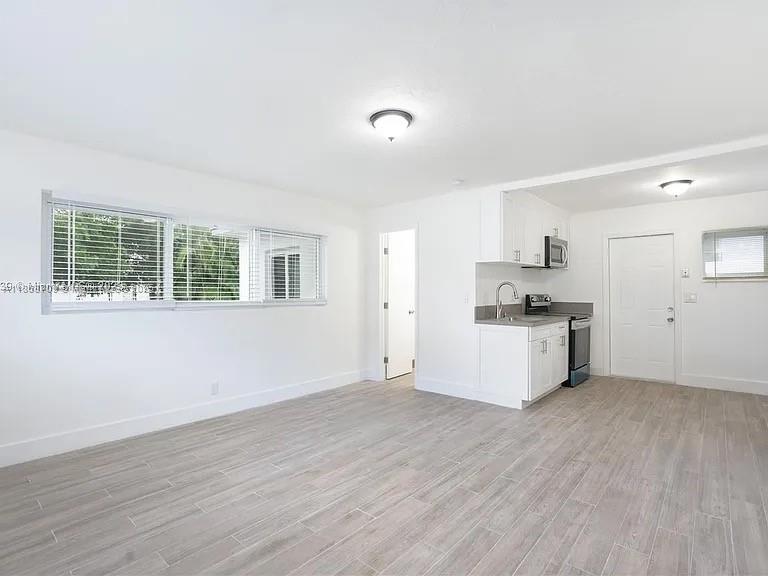 NORTH HOLLYWOOD SQUARE AM - Residential Lease