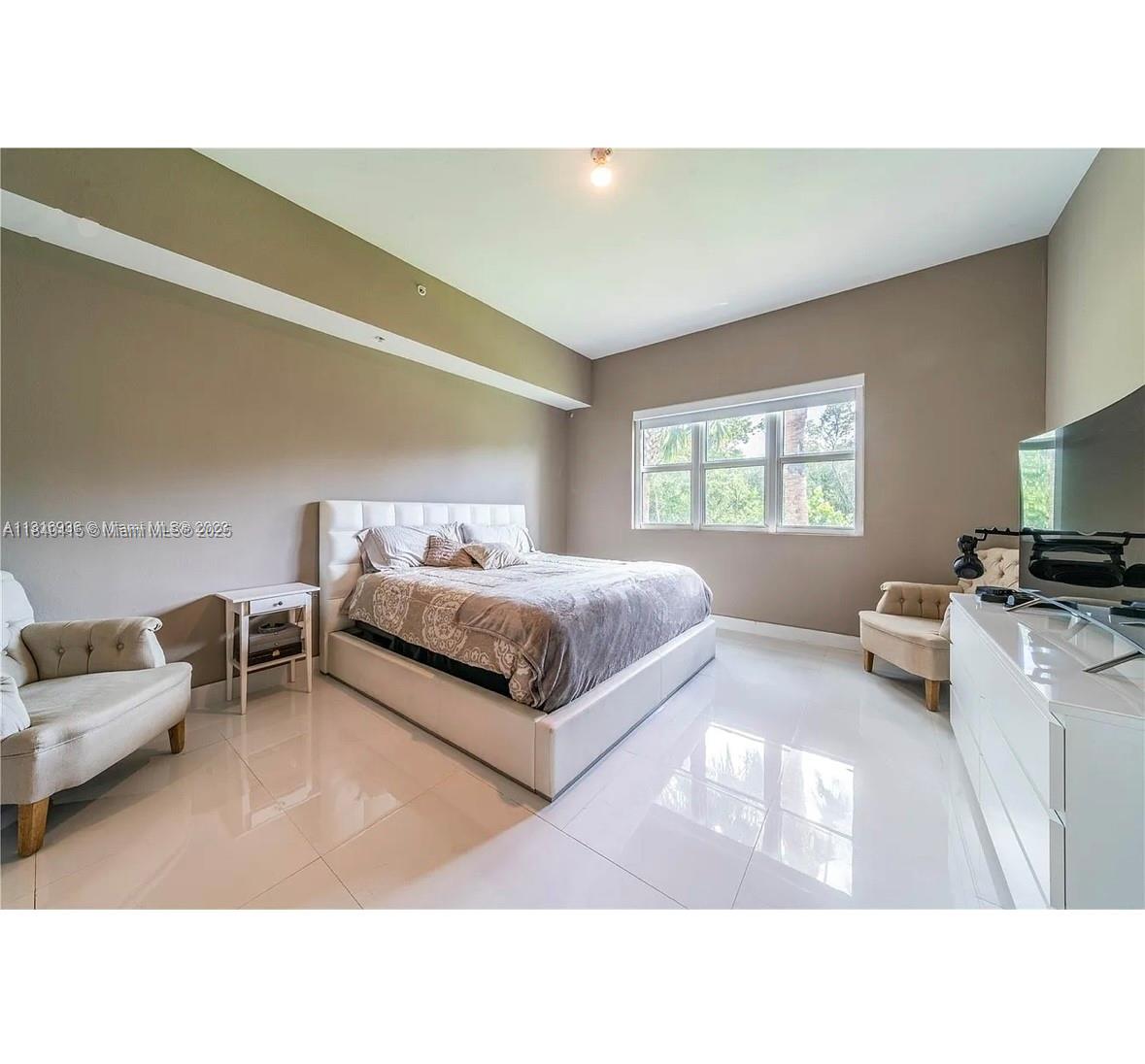 THE OAKS I CONDO - Residential