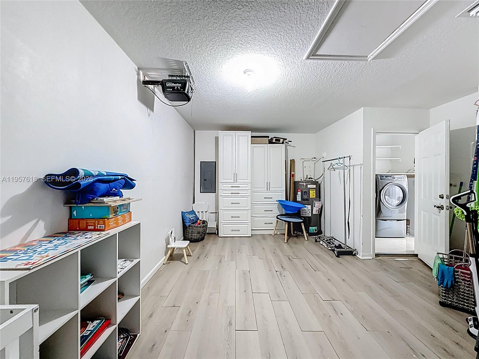 C B PALMS - Residential Lease