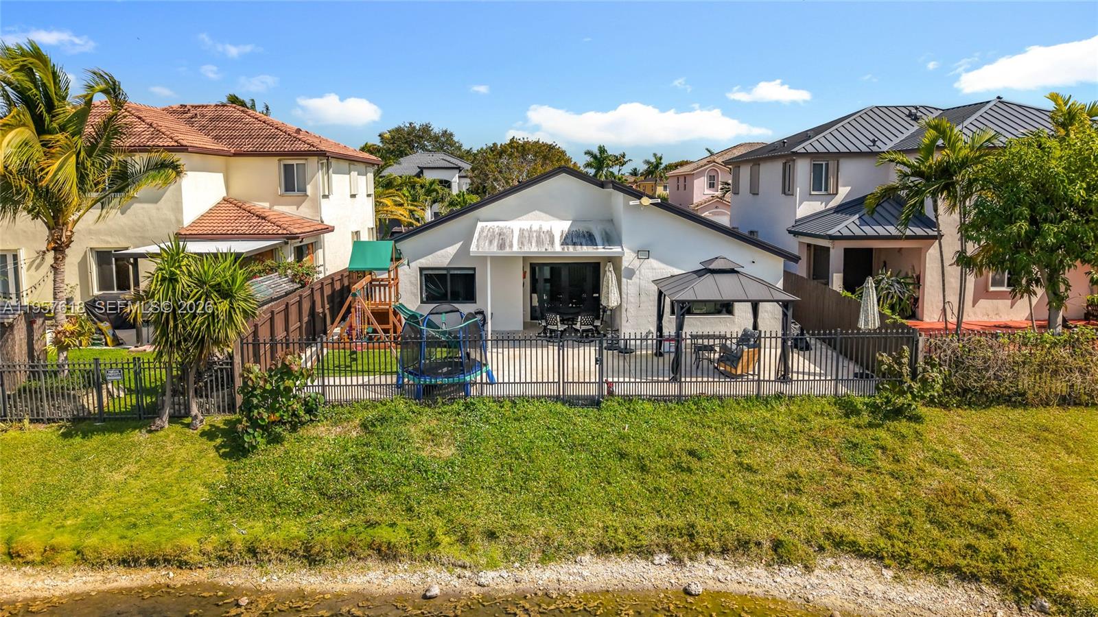 C B PALMS - Residential Lease