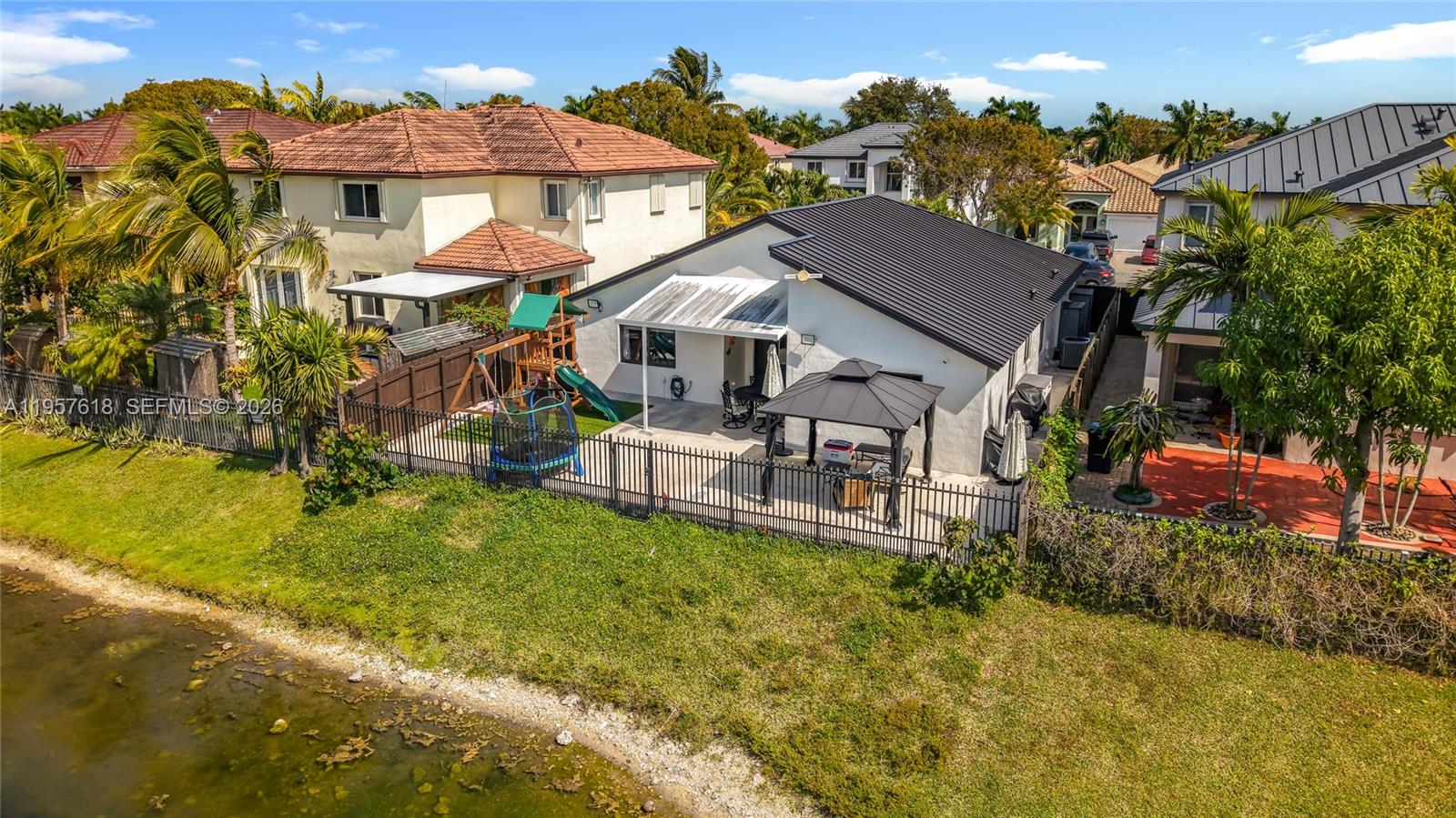 C B PALMS - Residential Lease