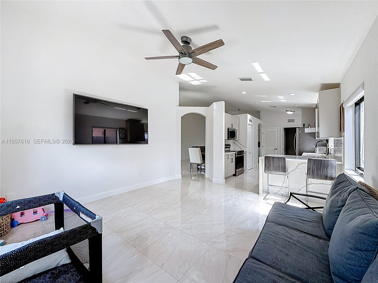 C B PALMS - Residential Lease