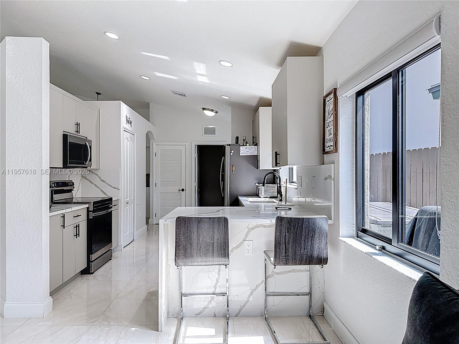 C B PALMS - Residential Lease