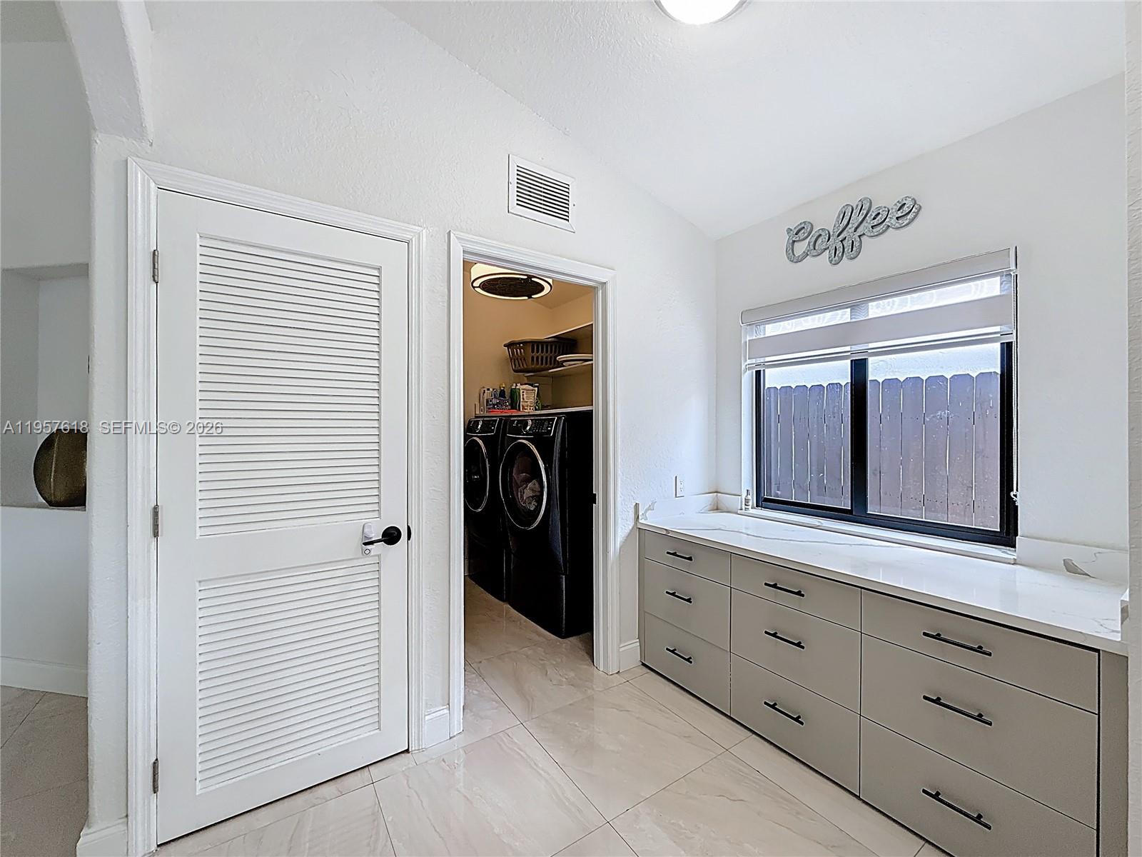 C B PALMS - Residential Lease