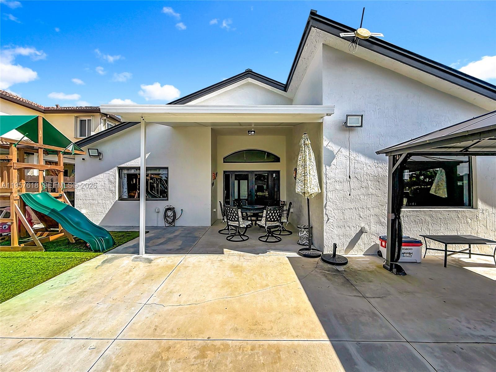 C B PALMS - Residential Lease