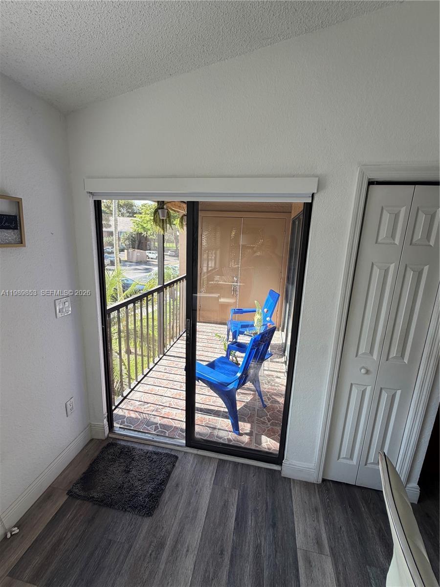 VISTA LAGO AT THE HAMMOCK - Residential