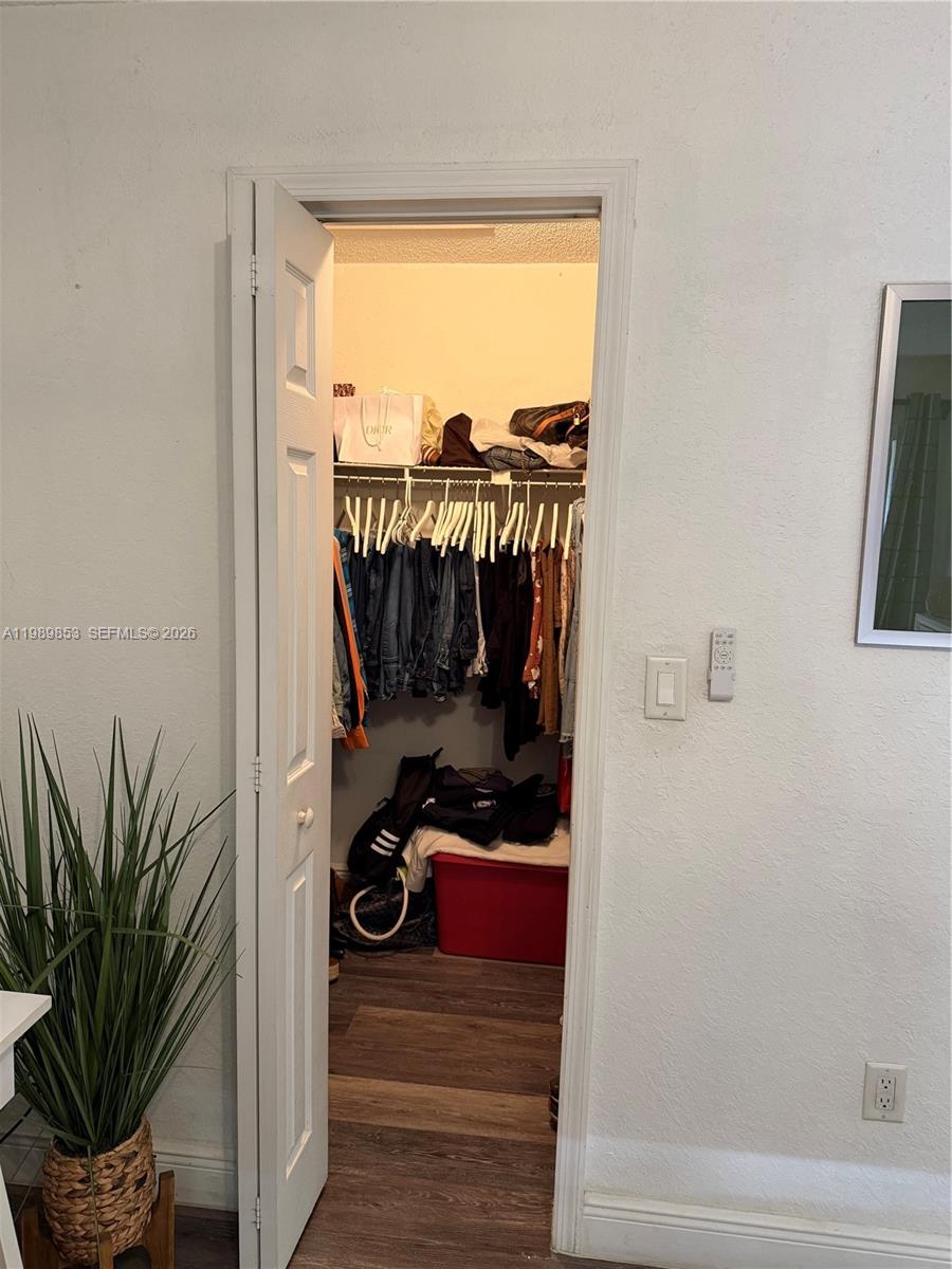 VISTA LAGO AT THE HAMMOCK - Residential