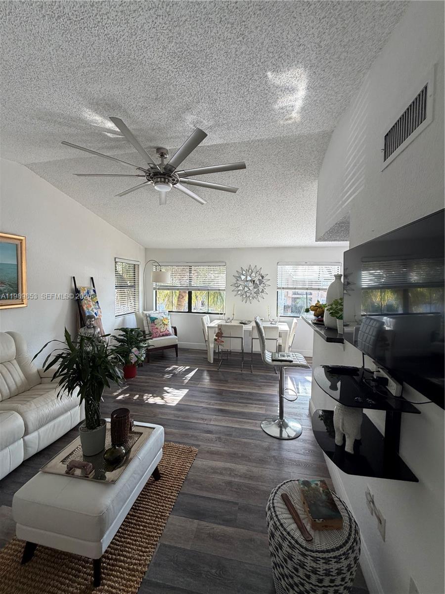 VISTA LAGO AT THE HAMMOCK - Residential