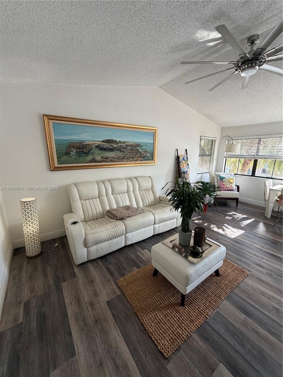 VISTA LAGO AT THE HAMMOCK - Residential