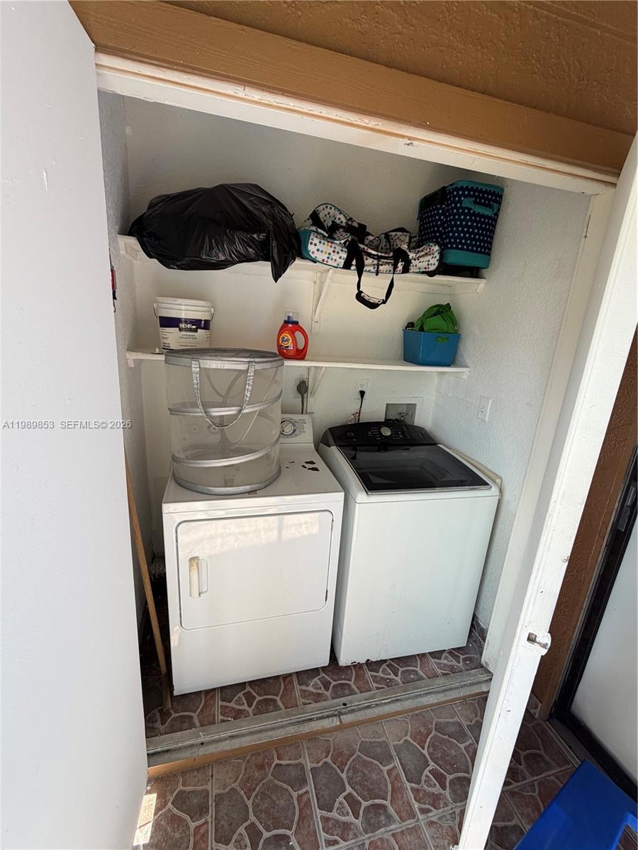 VISTA LAGO AT THE HAMMOCK - Residential