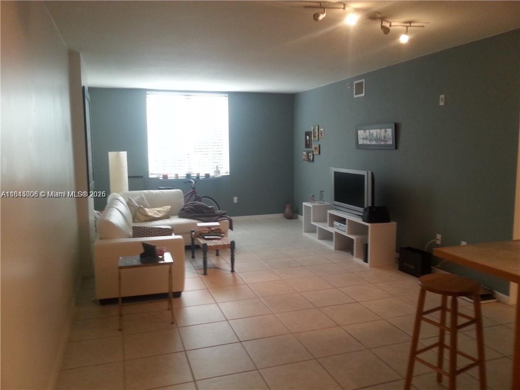 Spacious corner one-bedroom apartment with an assigned parking space. Ideally located within walking distance to the Metrorail and just minutes from Coconut Grove, Downtown, and FIU. Enjoy a quick 10-minute drive to the vibrant shores of South Beach.