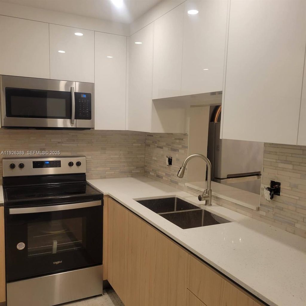 Photo of 610 NE 12th Ave #304, Hallandale Beach, FL 33009 (MLS # A11926389)