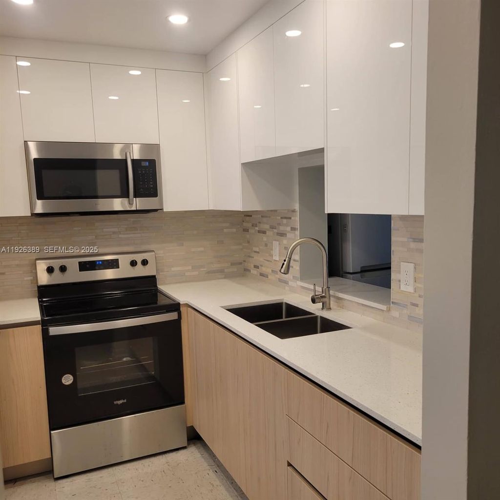 Photo of 610 NE 12th Ave #304, Hallandale Beach, FL 33009 (MLS # A11926389)