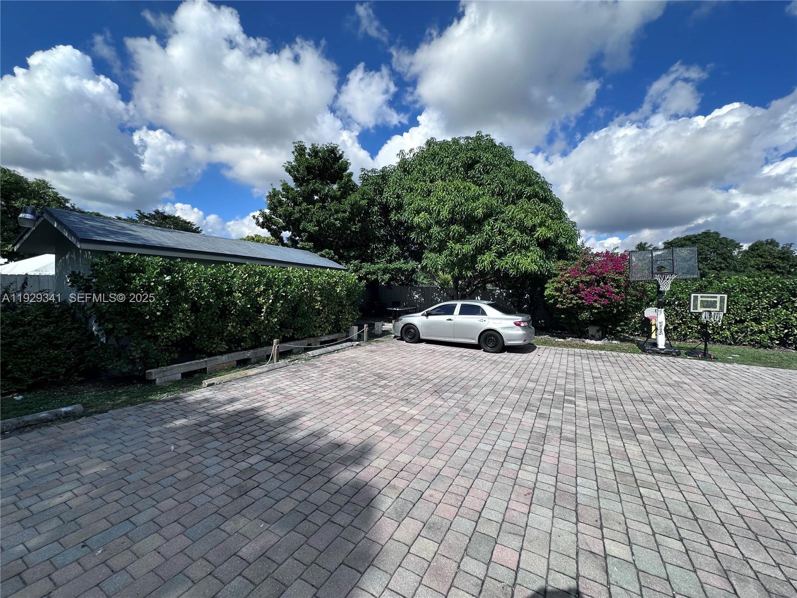 VENETIAN ACRES - Residential Lease