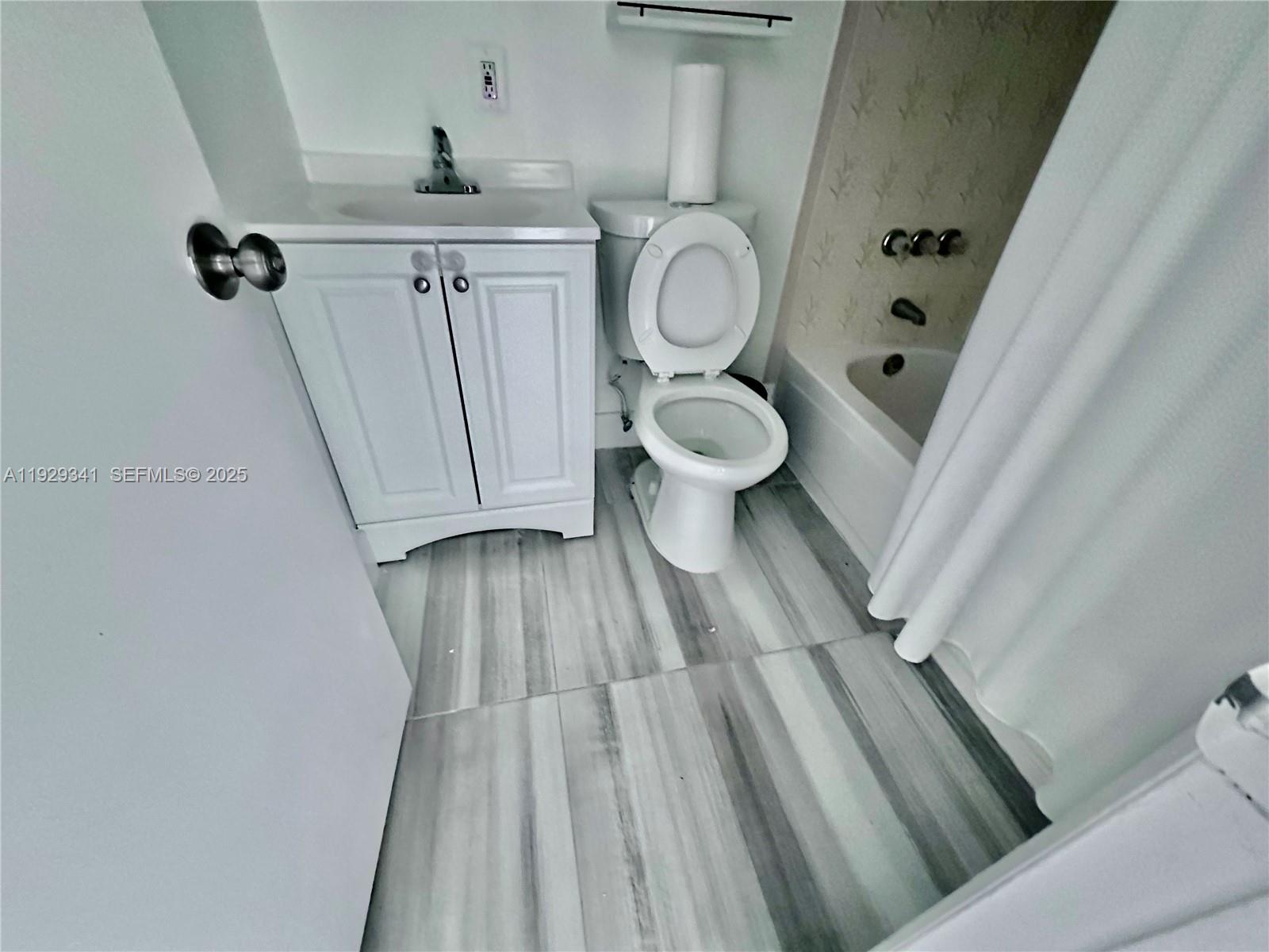 VENETIAN ACRES - Residential Lease