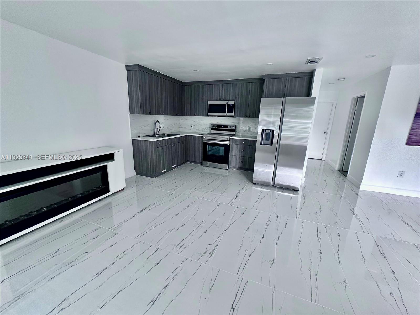 VENETIAN ACRES - Residential Lease