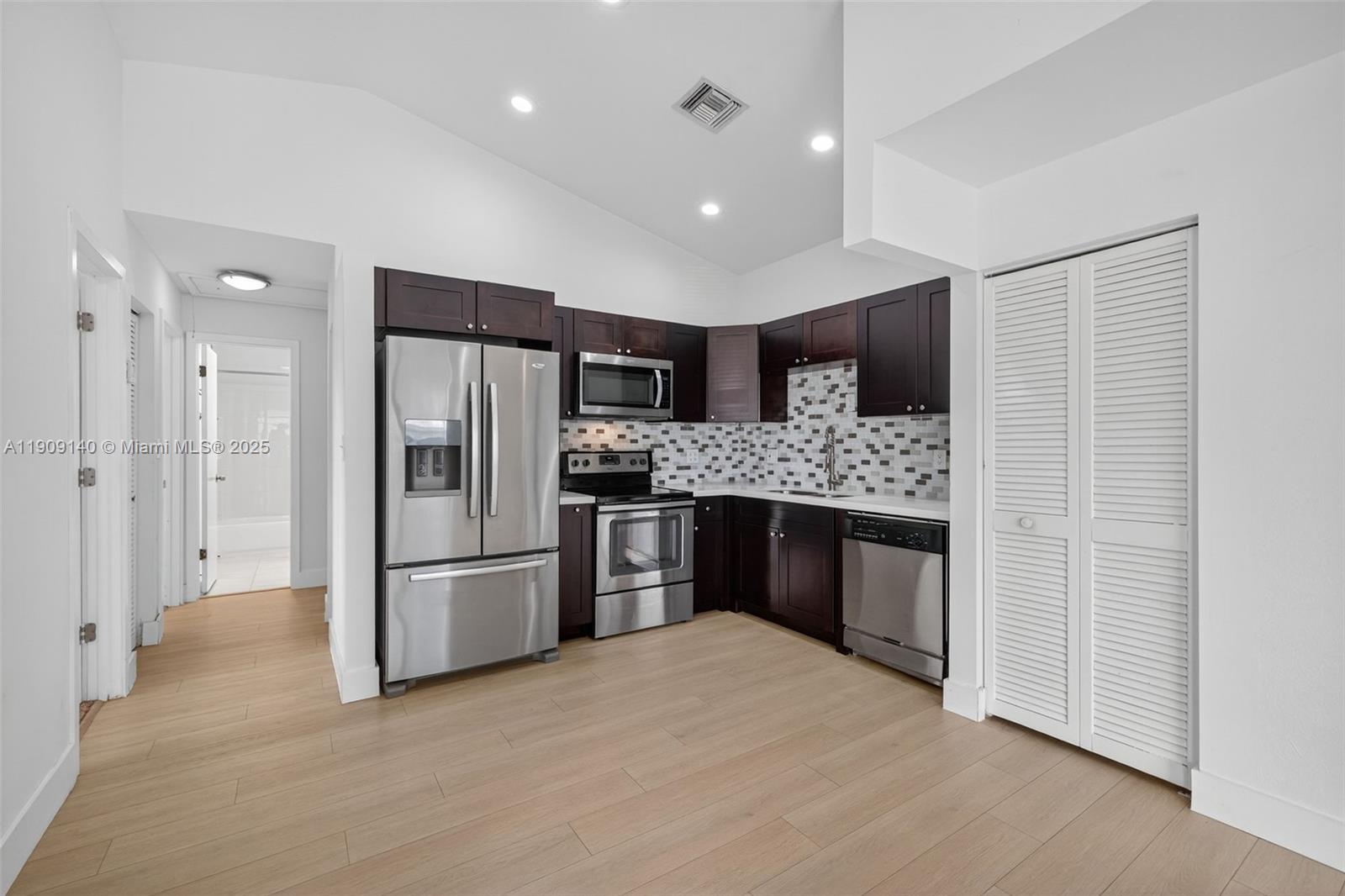 NORTH HOLLYWOOD - Residential Lease