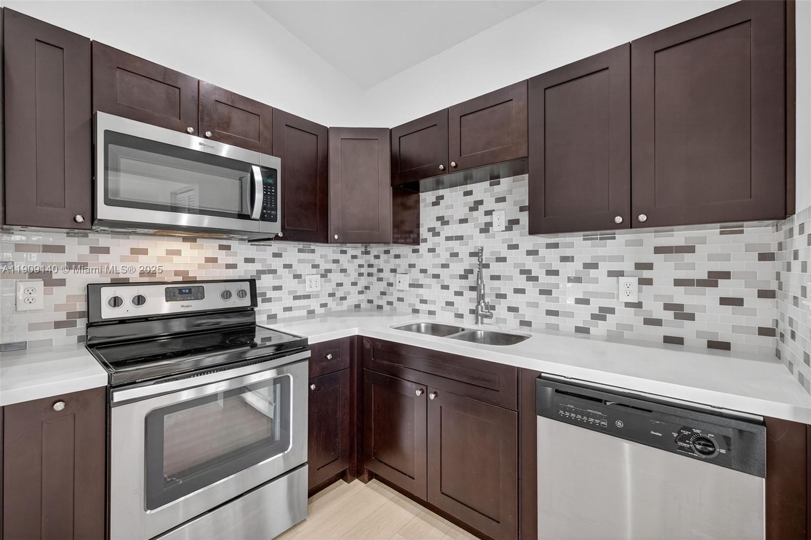 NORTH HOLLYWOOD - Residential Lease