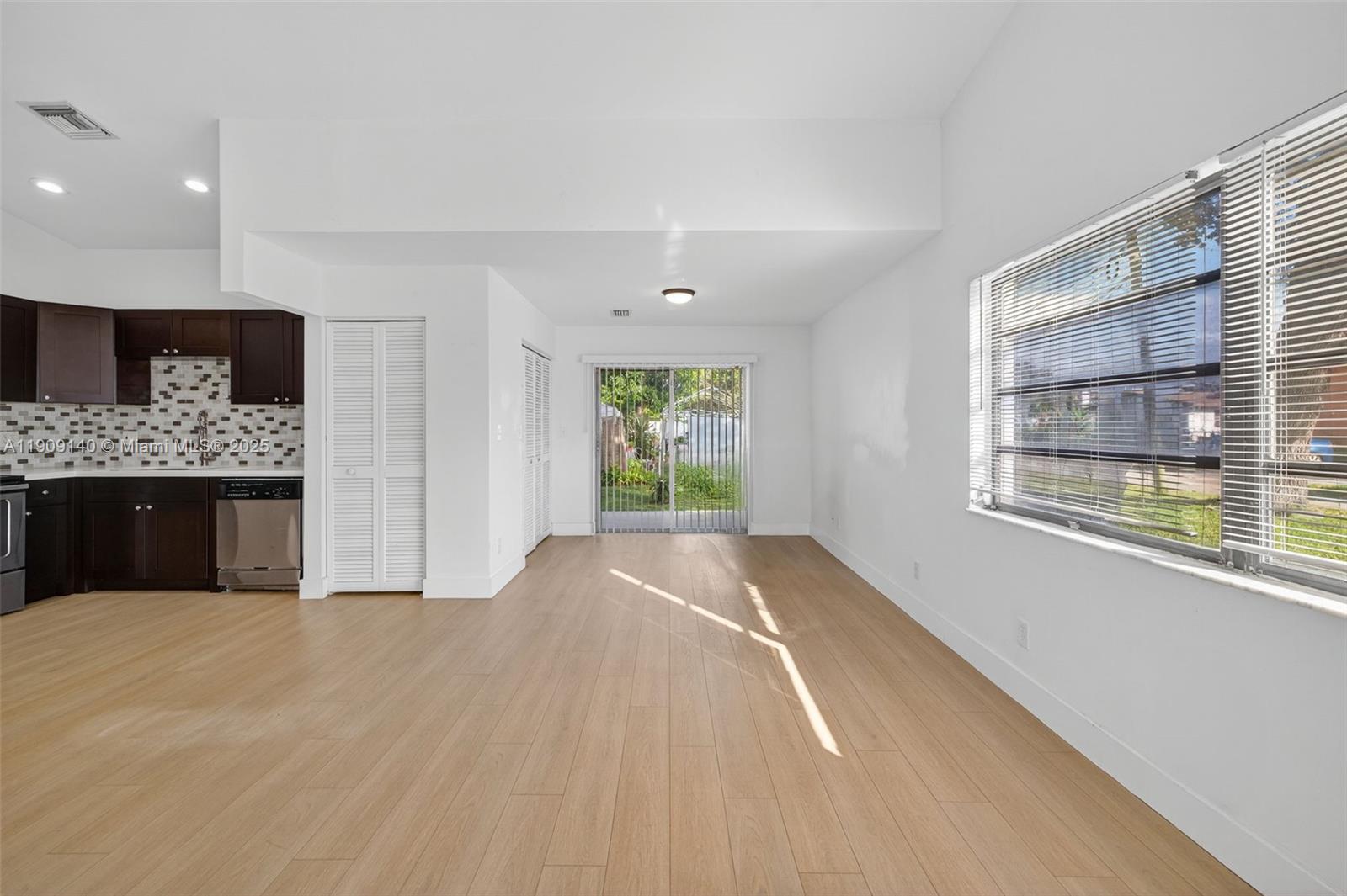 NORTH HOLLYWOOD - Residential Lease