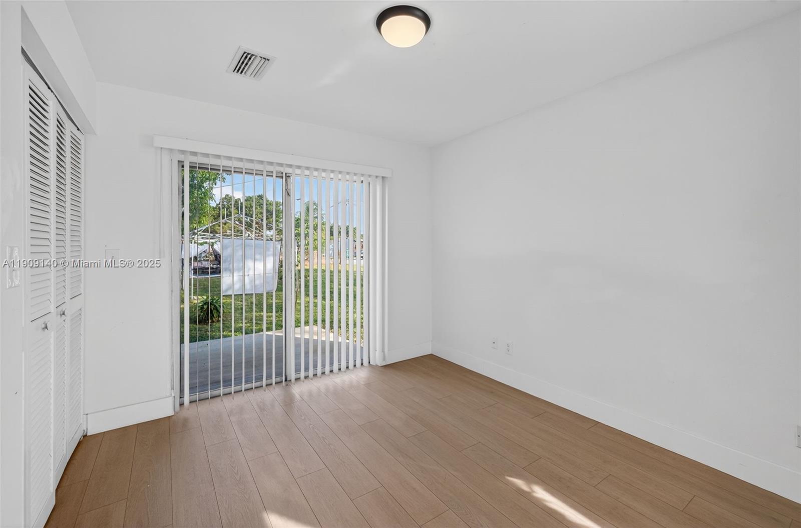 NORTH HOLLYWOOD - Residential Lease