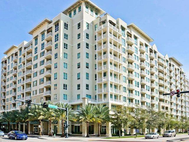 Welcome to City Palms located in the Heart of West Palm Beach, beautifully unit, one block east of The Square (formerly City Place) and everywhere you want to be. Offering 5 star restaurants, trendy boutiques, art galleries, Kravits Center. 2 bedrooms, 2/1 bathrooms, 1 dedicated parking space. Resort style amenities include: Valet, 24/7 front desk, heated swimming pool, fitness area, outdoor lounge, billiard community room, news room and more. You'll enjoy the low key lifestyle, while surrounded by endless activities.