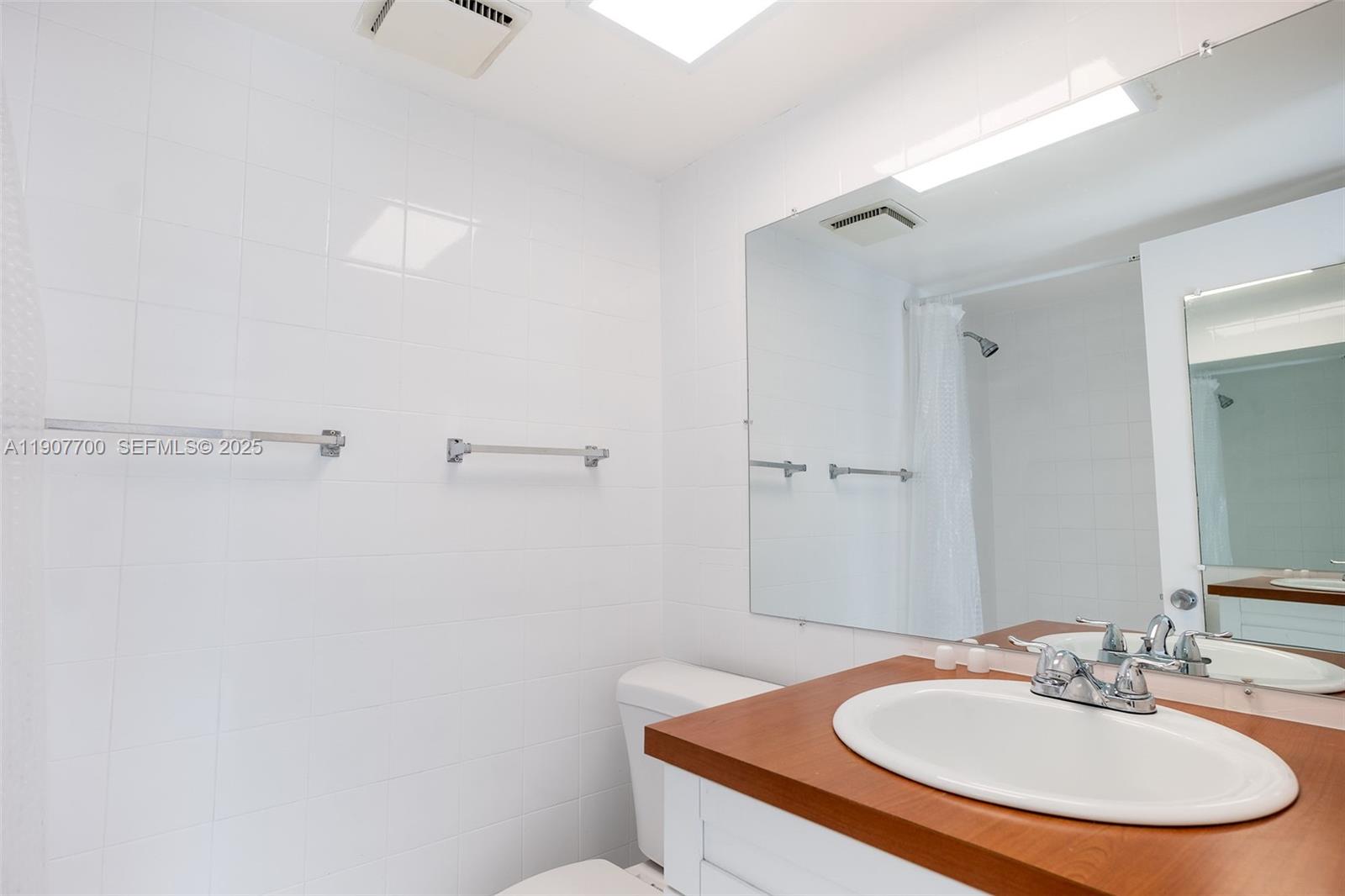 TWIN EXECUTIVE TOWERS CON - Residential Lease