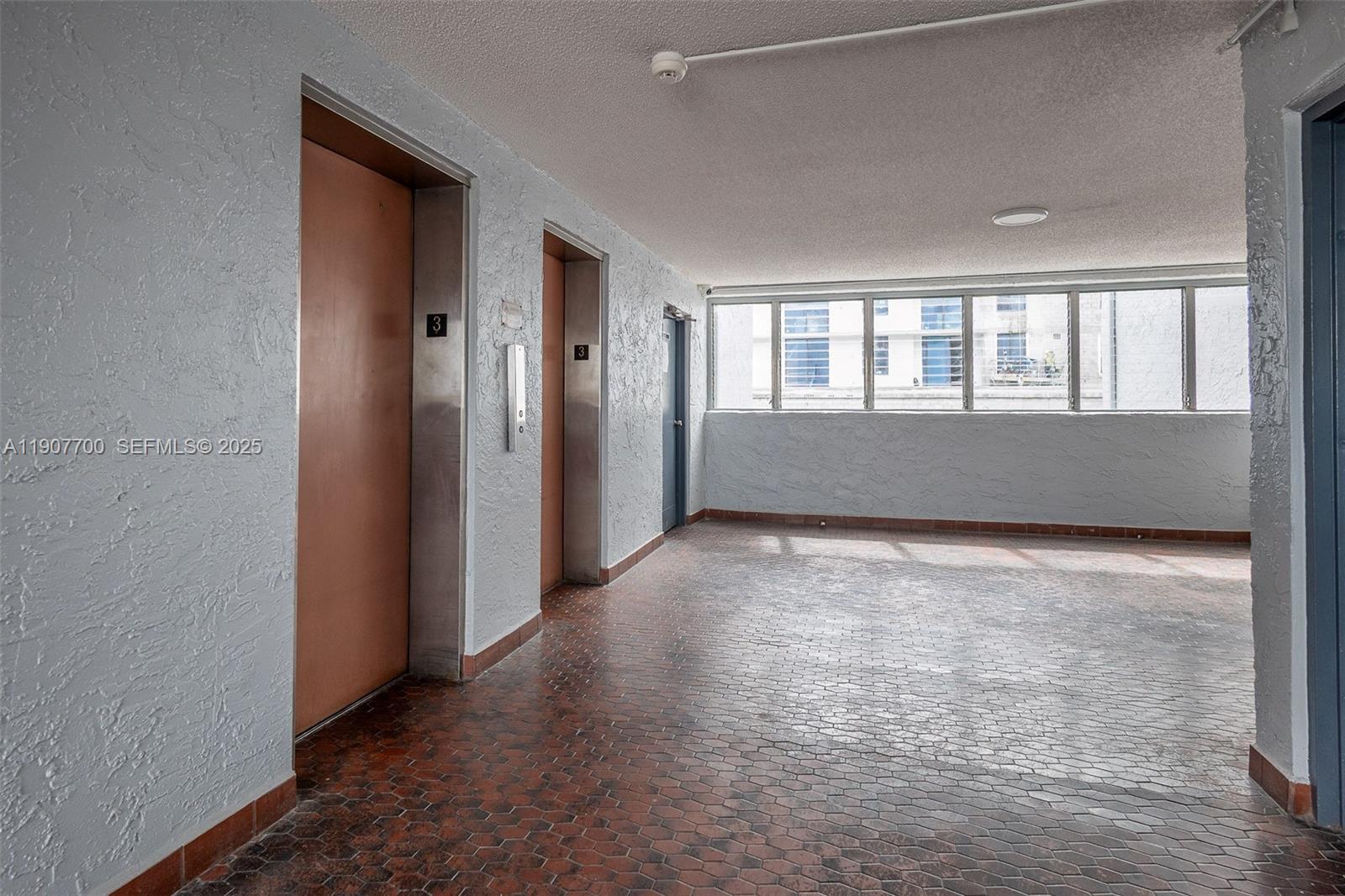 TWIN EXECUTIVE TOWERS CON - Residential Lease