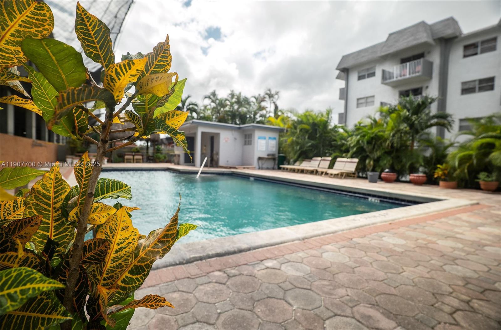 TWIN EXECUTIVE TOWERS CON - Residential Lease