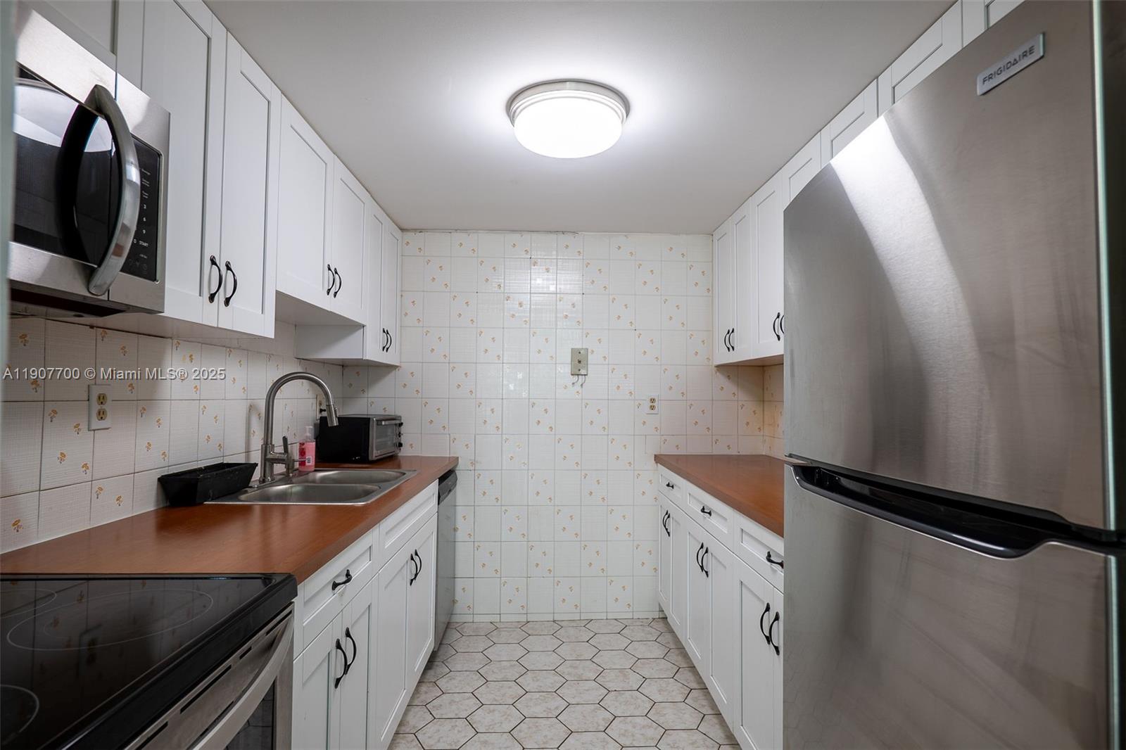 TWIN EXECUTIVE TOWERS CON - Residential Lease