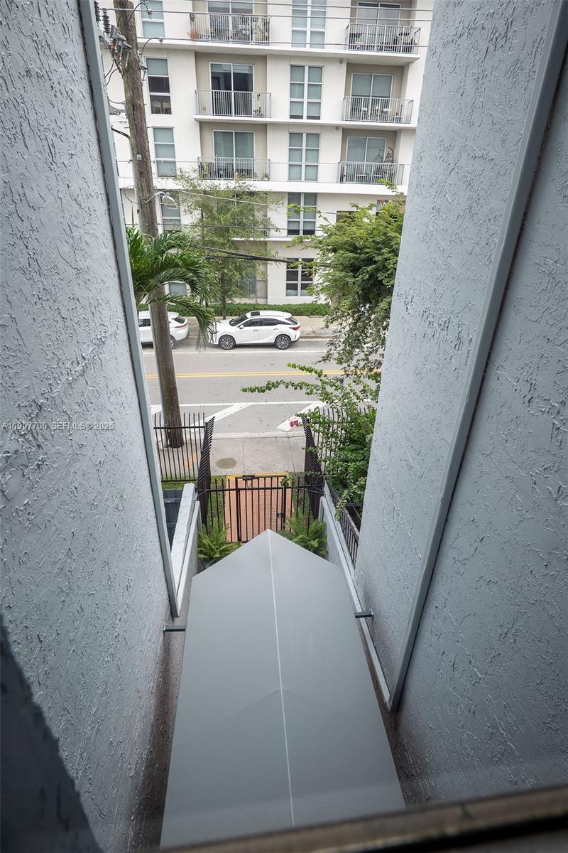 TWIN EXECUTIVE TOWERS CON - Residential Lease