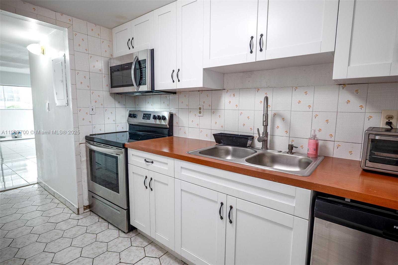 TWIN EXECUTIVE TOWERS CON - Residential Lease