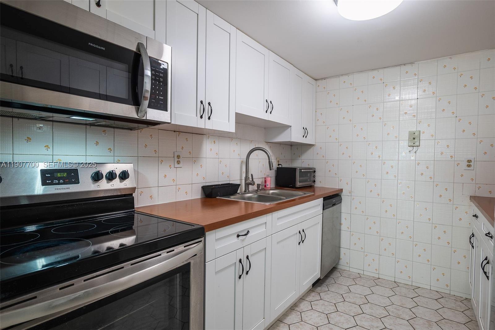 TWIN EXECUTIVE TOWERS CON - Residential Lease